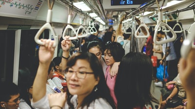 女人在粉红t恤站在火车
